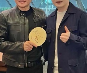 樊振东晒与黄仁勋合照，赠送对方签名球拍